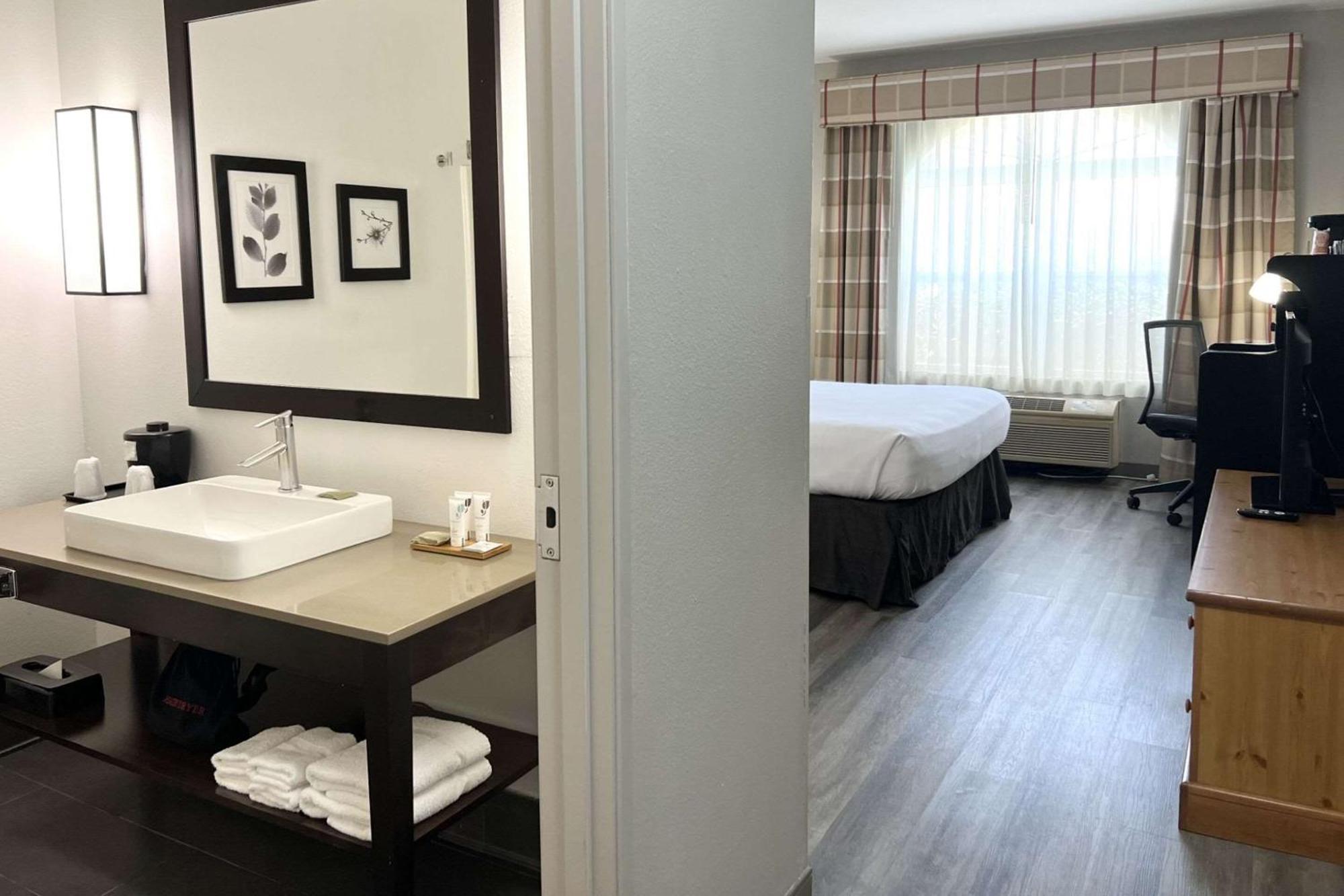 Country & By Radisson, Airport, Az Hotel